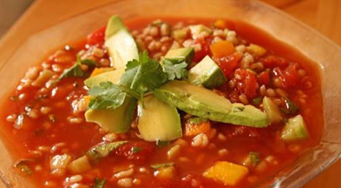 Zimna i gorąca zupa pomidorowa gazpacho: przepis