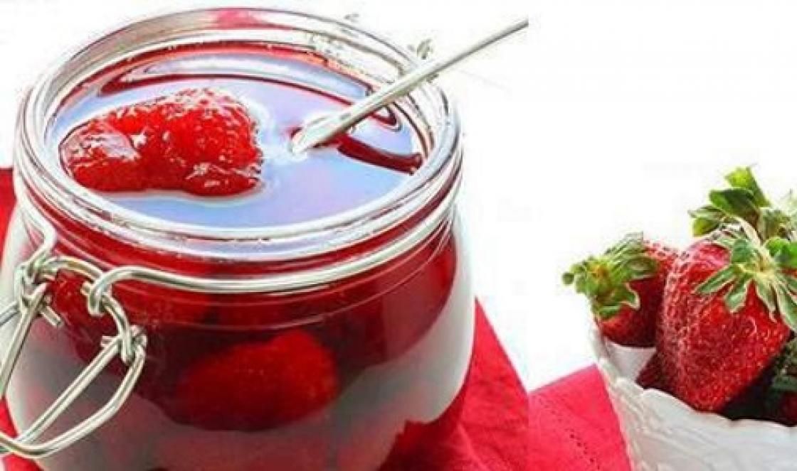 How to make strawberry jam with whole berries?