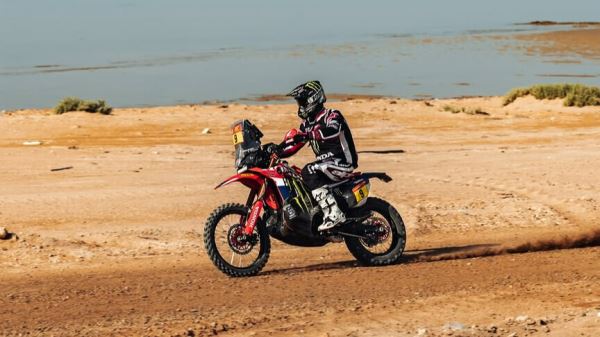 Верблюды помешали американскому мотогонщику одержать победу в ралли‑марафоне «Дакар»