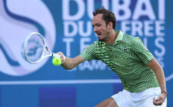 Даниил Медведев стал победителем турнира в Дубае после снятия соперника