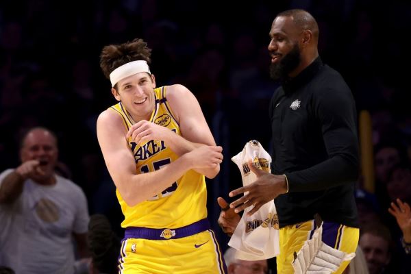 «Выступал не как белый парень». Леброн вспомнил, как впервые увидел игру Остина Ривза