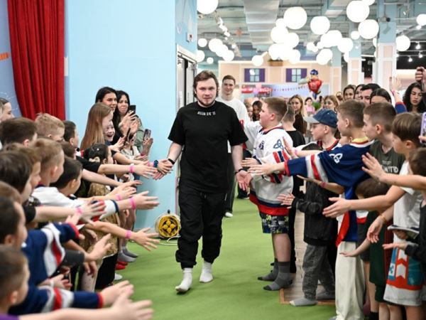 Вратарь, нападающий и центрфорвард против сотни почемучек: как «Нефтехимик» переквалифицировался в педагогов